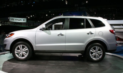 2010 Hyundai Santa Fe in silver.PNG