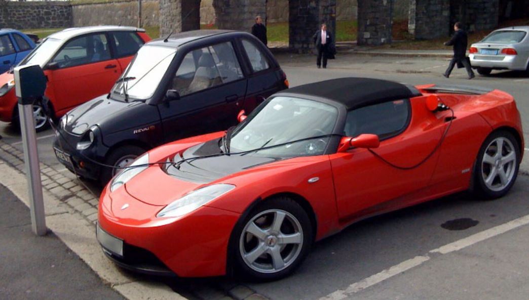 Eletric vehicles pictures of Tesla charging batteries.JPG