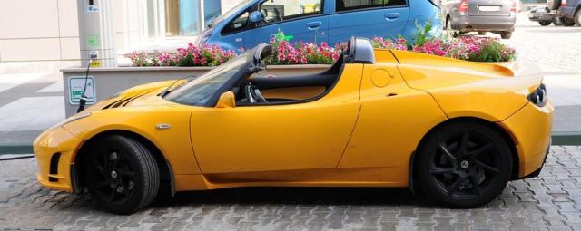 Eletric sport cars picture of Tesla Roaster in bright yellow.JPG